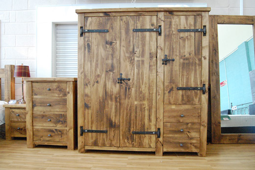 Chunky Pine Triple Wardrobe With Drawers 